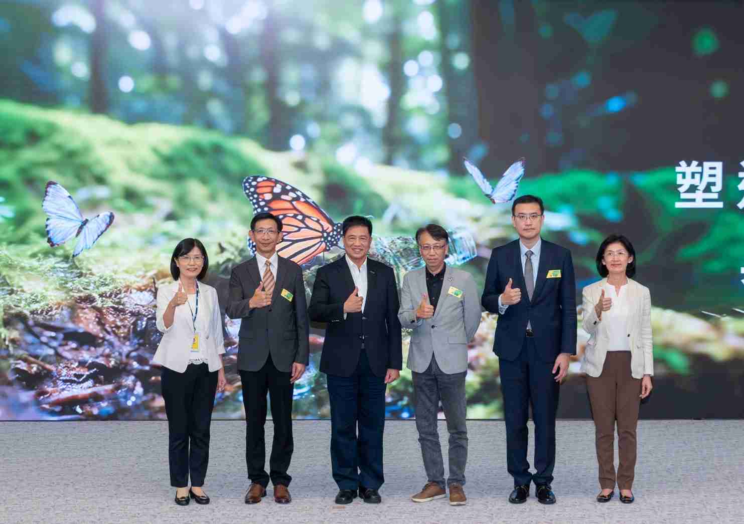 友達2023 CSR共榮大會，，，邀請領域專家分享交流生物多樣性管理趨勢、、無塑產品、、海廢永續塑料等議題  （圖左到右：友達光電永續長古秀華、、、3M台灣技術長陳君杰、、、、友達光電董事長暨集團策略長彭双浪、、、、光寶科技企業永續發展處處長陳慶暉、、安永聯合會計師事務所執業會計師曾于哲、、、友達光電供應鏈總部副總經理吳宜芳）