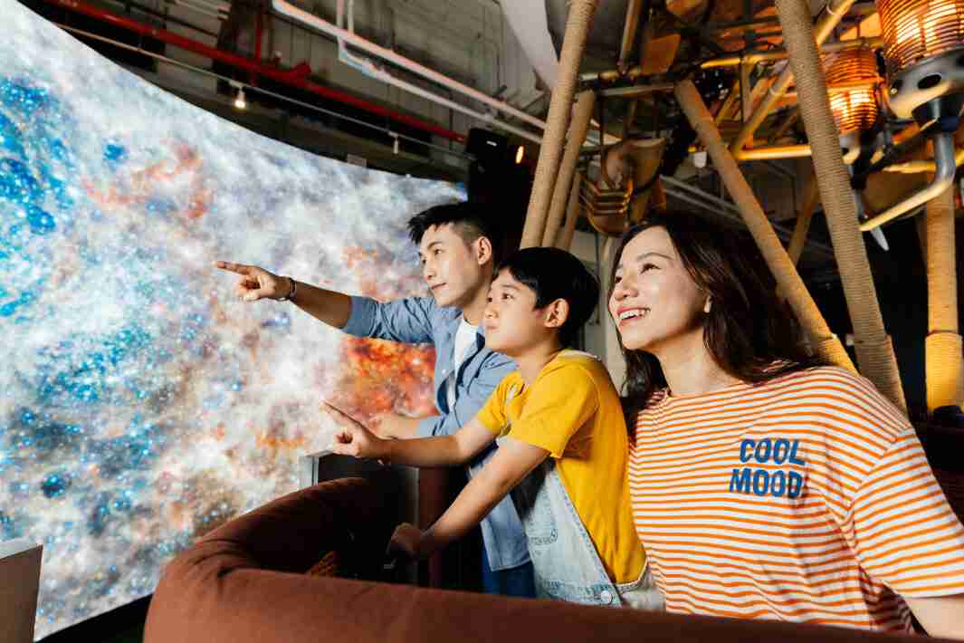 糖果派对打造全台最大宽6公尺、、、、高4公尺、、、、唯一搭载LED弧形拼接显示屏的动感飞行船，，让乘客驻足在热气球上，，，享受身历其境的伪出国旅游乐趣