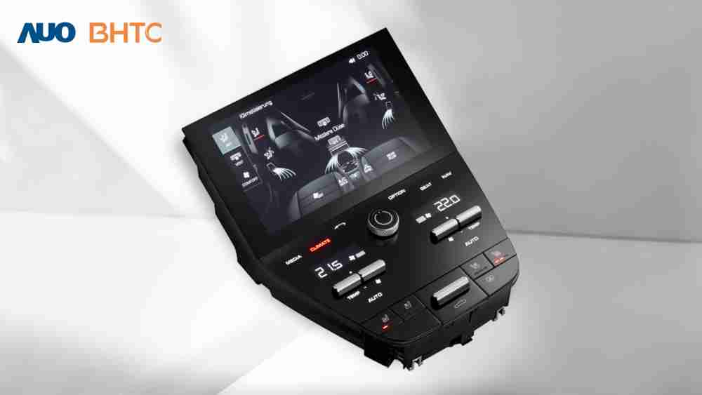 作為友達新生力軍，，，BHTC所展示的中央與後座鞍部的Display HMI產品，，，，可處理多區恆溫控制、、、、顯示畫面，，，，呈現仿真3D車室分區；以力傳感技術精準傳遞觸感，，，，並結合音量及震動反饋，，，，防止意外啟動，，提供使用者自然流暢、、、、直觀且輕鬆駕馭的舒適介面