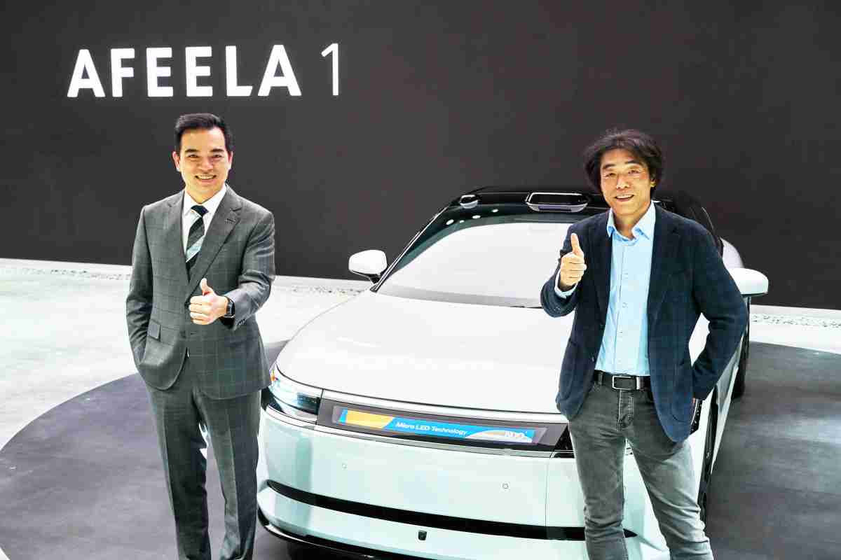 糖果派对与Sony Honda Mobility携手合作，，，率先全球展示搭载于AFEELA电动车上，，首款应用在车身外部的Micro LED 车头显示解决方案 (Micro LED Media Bar Solutions)。。。。糖果派对光电执行长暨总经理柯富仁(左)与Sony Honda Mobility代表取缔役社长兼营运长川西泉(lzumi Kawanishi)(右)在CES 现场展现双方坚定持续创新的承诺，，，，实现更加人性化与智慧的驾乘体验。。