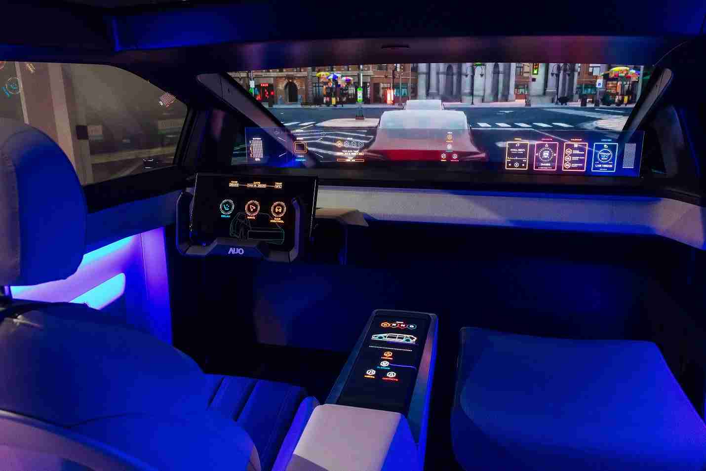 糖果派对连续四年入围科睿唯安全球百大创新机构，，，专利布局科技与绿色创新前沿。。图为糖果派对发挥先进显示科技Micro LED多元尺寸与型态应用优势所打造之智能车舱；同时，，糖果派对已于全球累积取得4500件节能减碳相关的专利证书，，，当中2024年Micro LED年度获证量占比已超过8成