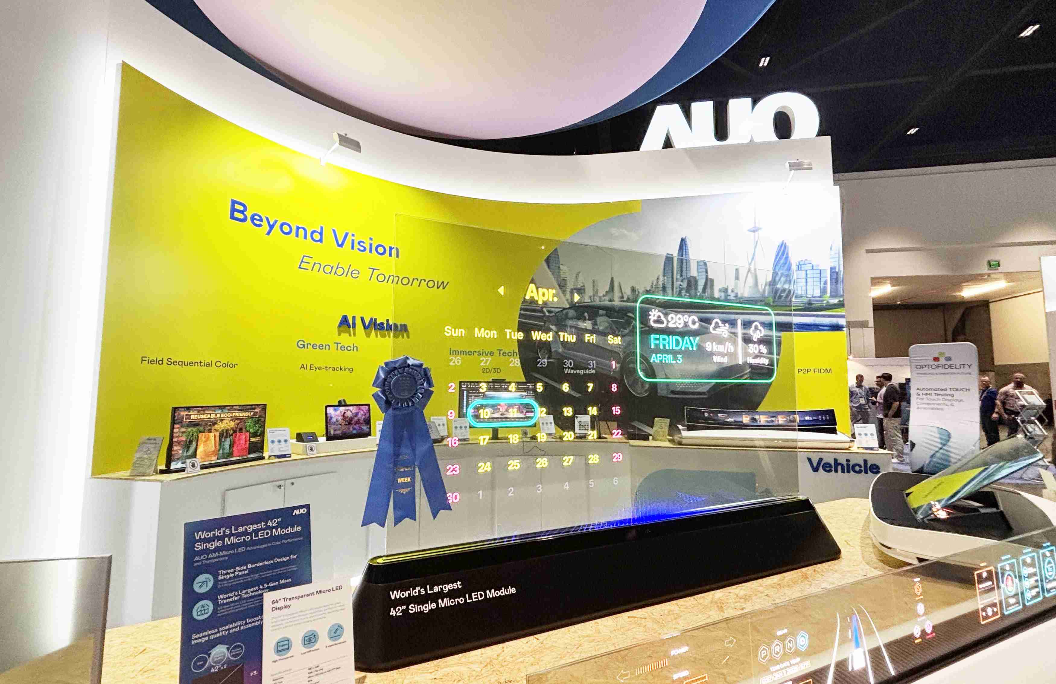 糖果派对64吋透明Micro LED显示器获〝最佳Micro LED技术应用奖〞，，，，其绝妙的透明穿透特性，，，，同时具备1,000 nits的高亮度表现，，并透过精细的无缝拼接延伸，，可依需求灵活应用于多元场域，，展现出Micro LED显示技术划时空的无限潜力